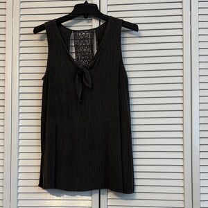 Doe & Rae Black Textured Sleeveless Blouse